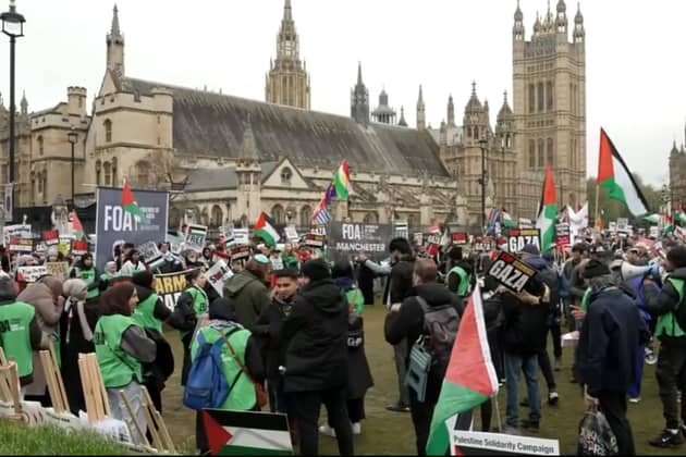 Thousands of Palestine supporters join march in London