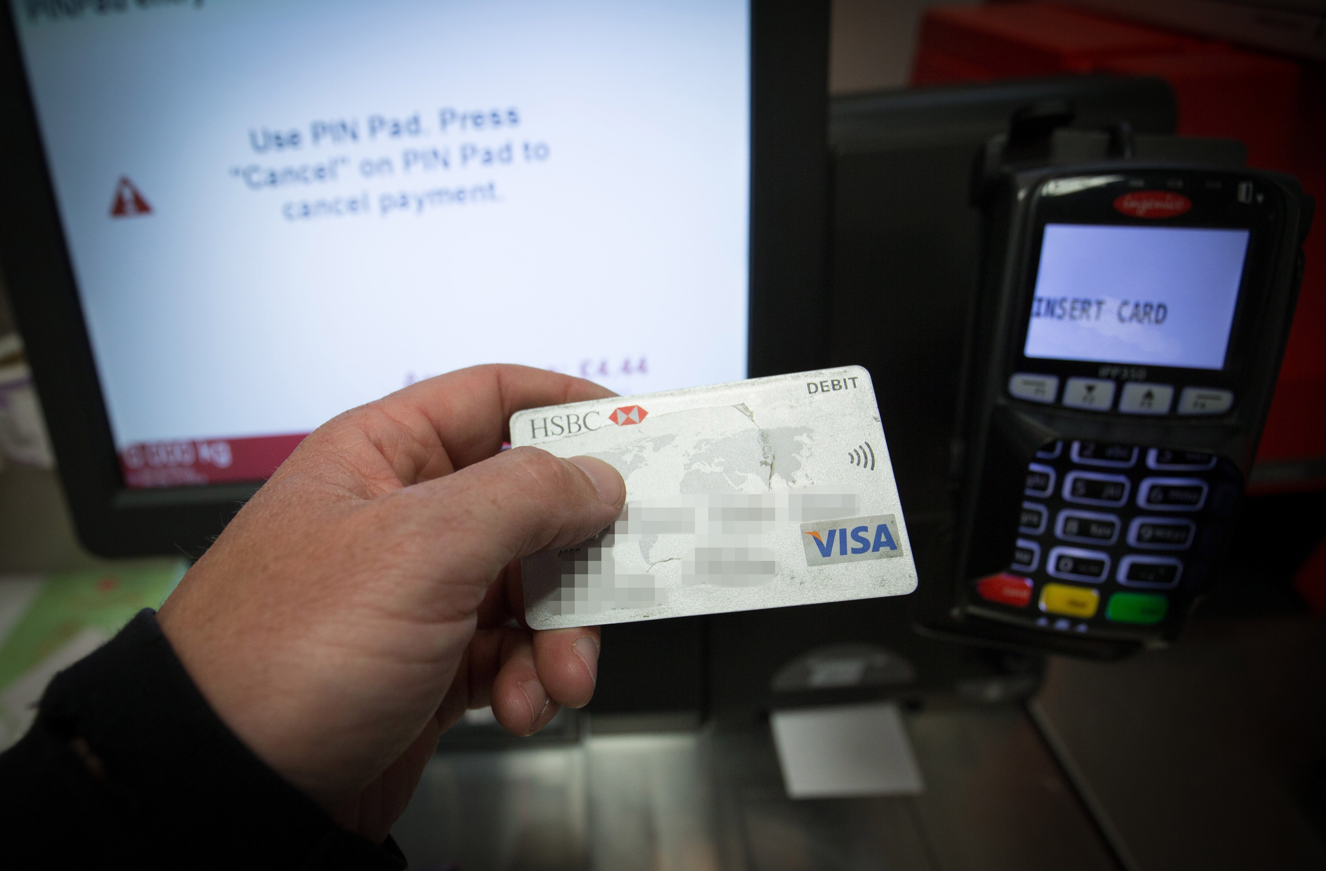 Supermarkets hit by payment glitch and forced to accept cash