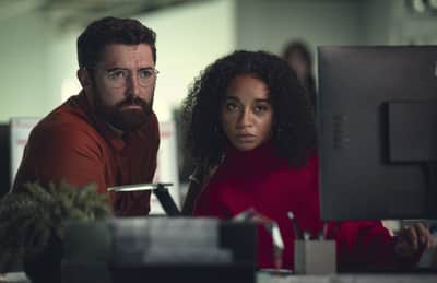 Sienna Kelly (R) in Black Mirror 'Bete Noire'