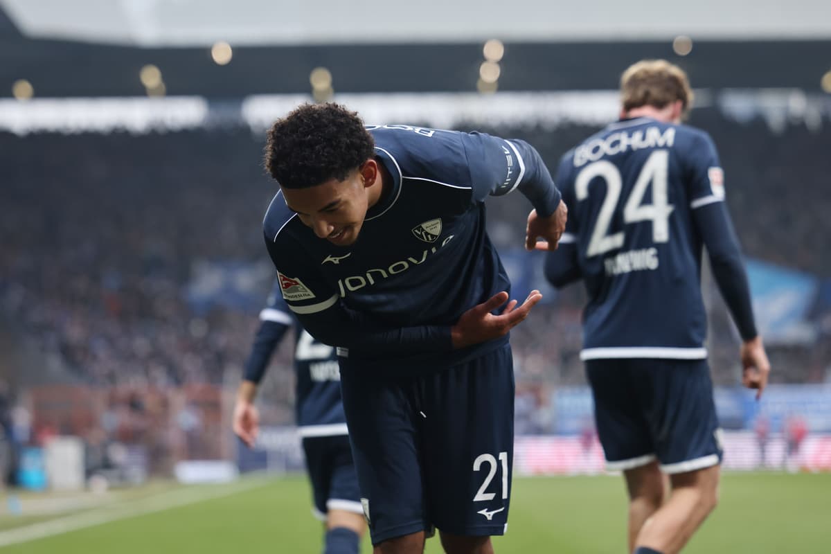 Leeds United beobachtet einen Spielmacher, der auch mit Aston Villa ...