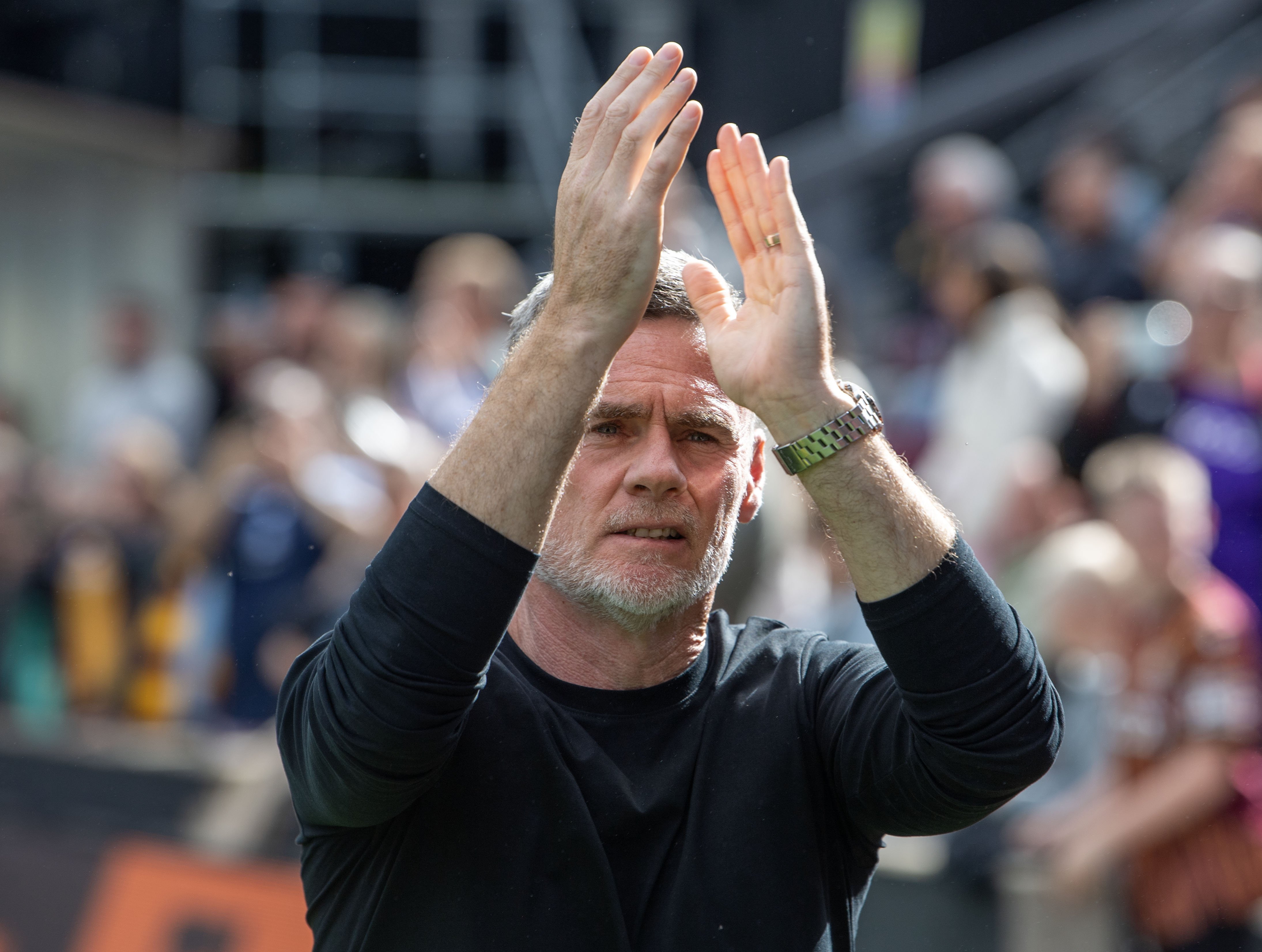 Bobby Pointon wird nach dem Siegtreffer gegen Luton Town von Bradford ...