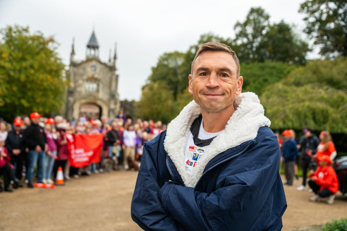 Sir Kevin Sinfield's 7 in 7: Schoolchildren and choir welcome rugby league legend at Bishopthorpe Palace