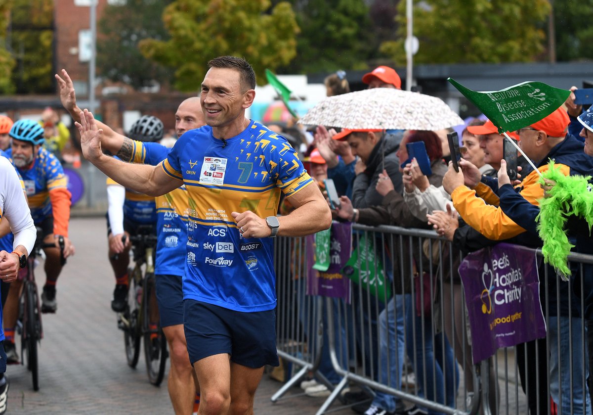 Sir Kevin Sinfield greeted by crowds at Leeds Rhinos on day four of 7 in 7 challenge