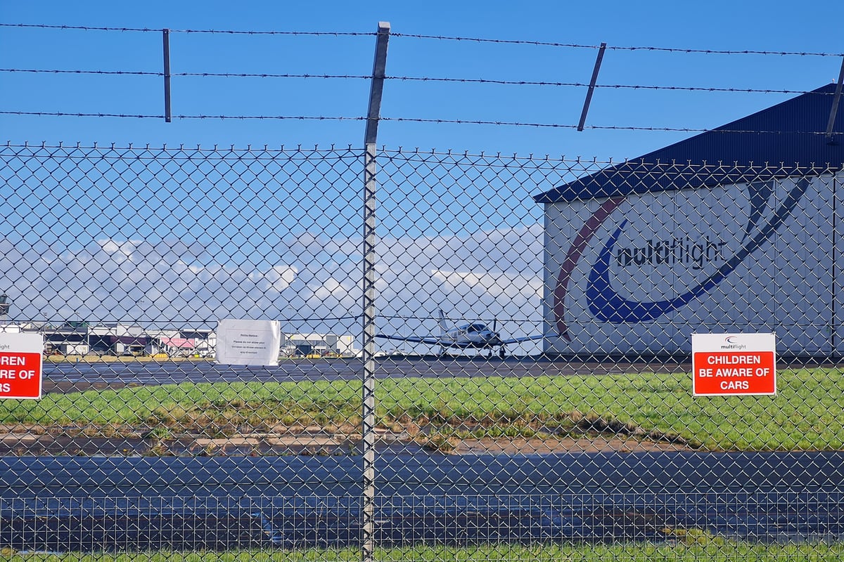 Multiflight Café Bar: The café overlooking the runways at Leeds Bradford Airport
