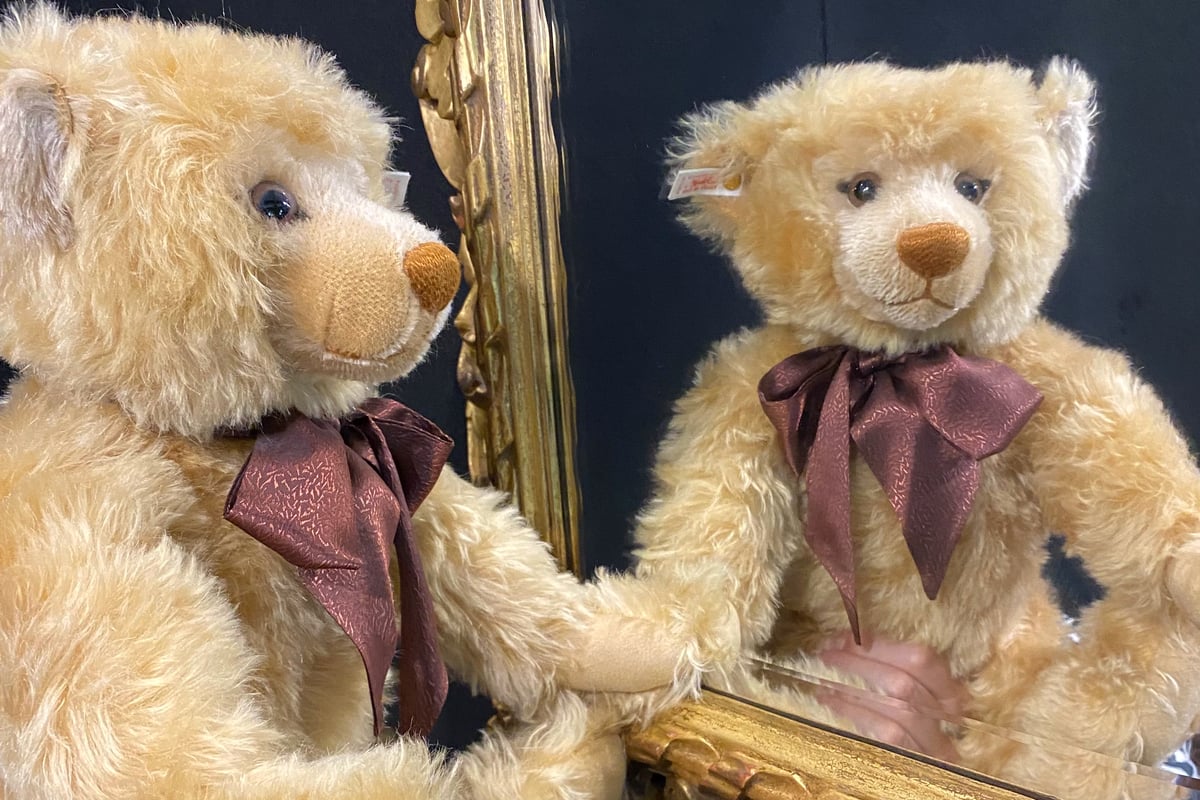 Reserve your free tickets for the popular Pavilions of Harrogate Decorative Antiques & Fine Art Fair