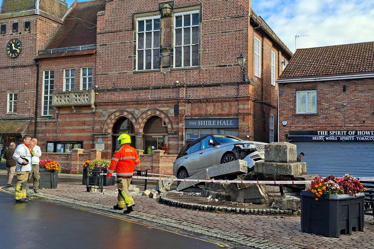 Range Rover crashes into historic market cross in Howden