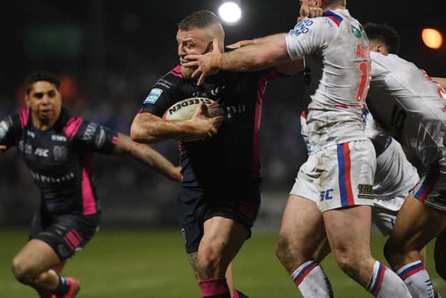 Josh Jones holds off Wakefield Trinity's Matty Ashurst as he prepares to offload for the waiting Albert Kelly who goes on to score. (JONATHAN GAWTHORPE)