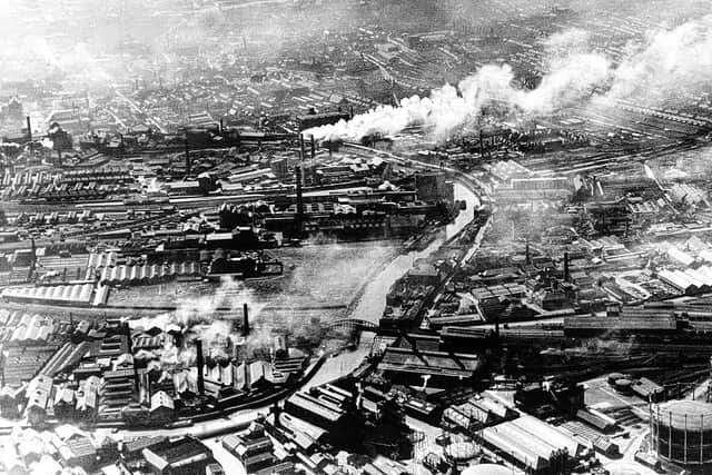 circa 1935:  The industrial city of Hull, situated at the mouth of the River Humber as it flows into the North Sea.  (Photo by General Photographic Agency/Getty Images)