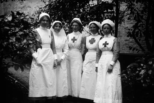 September 1915:  A group of nurses at Hamworth Hall which is serving as a Red Cross Hospital during WW1.  (Photo by Topical Press Agency/Getty Images)