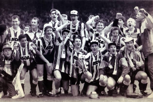 A jubilant Sheffield Wednesday team after beating Manchester United 1-0 at Wembley in the Rumbelows League Cup Final. Picture: PA.