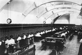 1915:  The switchroom of the Central Telephone Exchange of the old National Telephone Exchange at Euston.  (Photo by Topical Press Agency/Getty Images)