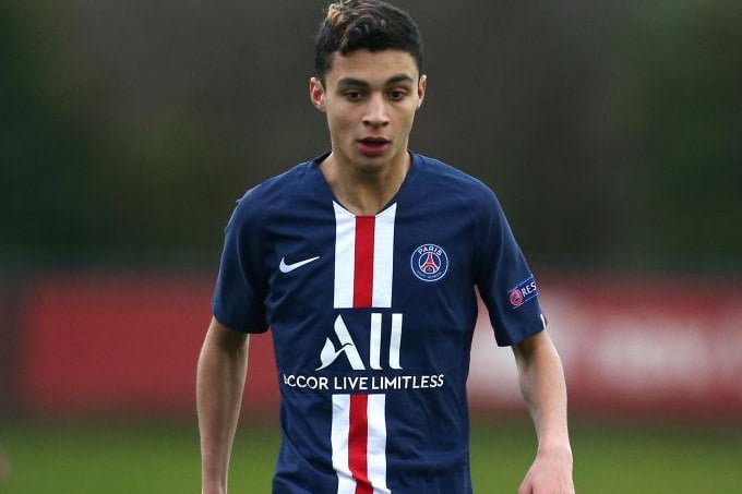 Chelsea want to sign Paris Saint-Germain's 17-year-old midfielder Kays Ruiz-Atil, whose contract expires in 2021. (L'Equipe)