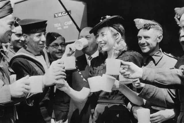 4th June 1942: Forces Sweetheart Vera Lynn, acting on behalf of the Variety Artistes Ladies' Guild, presented a mobile canteen to the mayor of Westminster who accepted it on behalf of the YMCA. Here she serves the first cups of tea to servicemen from the canteen, which is stationed in Trafalgar Square.  (Photo by Keystone/Getty Images)