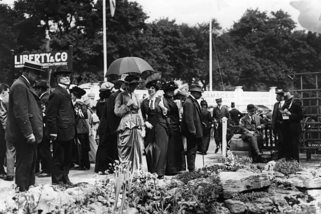 19th May 1914:  Mrs Colton Jodrell and Mrs Bamsden inspect an exhibit at the Horticultural Flower Show at Chelsea, London. Phillips 7934  (Photo by Phillips/Getty Images)