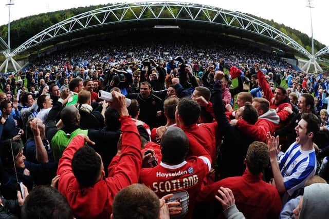 04 May 2013.
Huddersfield Town v Barnsley.
Barnsley manager David Flitcroft and his players celebrate after hearing the Peterborough result.