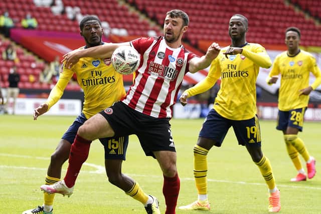 Enda Stevens of Sheffield Utd  (C) mussels with Ainsley Maitland-Niles of Arsenal (Picture: Andrew Yates/Sportimage)