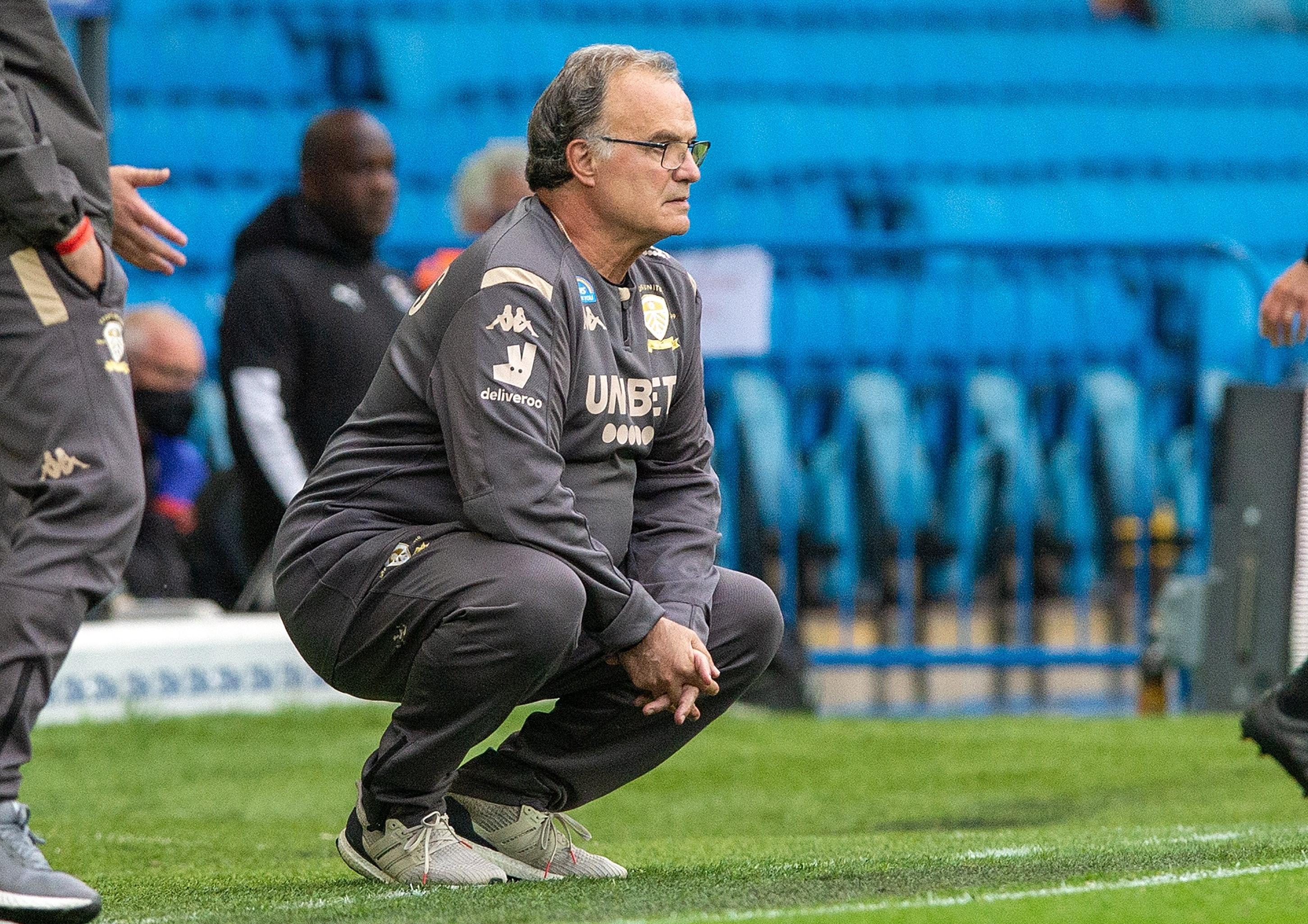 Marcelo Bielsa w swej słynnej pozie - na kucanego.