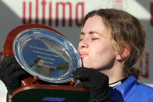 Grade One-winning jmup jockey Lizzie Kelly has announced her retirement.