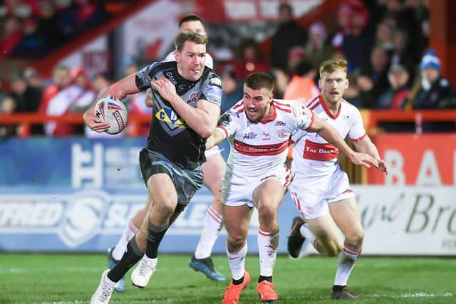 CATCH ME IF YOU CAN: Michael Shenton gets away from Hull KR's Greg Minikin.
 Picture: Jonathan Gawthorpe