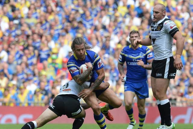 Takcle 52 - Warrington Wolves' Ashton Sims is tackled by Hull FC's Danny Houghton during the Challenge Cup Final
