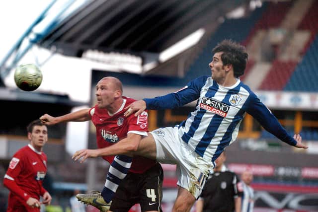 1 december 2007.
Huddersfield Town v Grimsby Town.
Huddersfield's Danny Schofield rises with Grimsby's James Hunt.