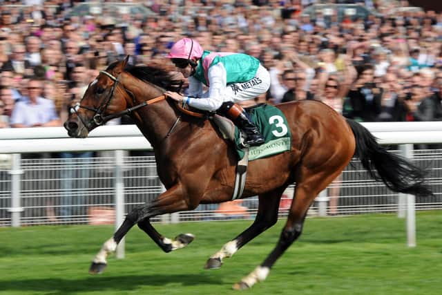 This was the iconic Frankel winning the 2012 Juddmonte International at York under Tom Queally.