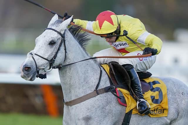 This was Harry Skelton winning the Tingle Creek Chase on Politologue.