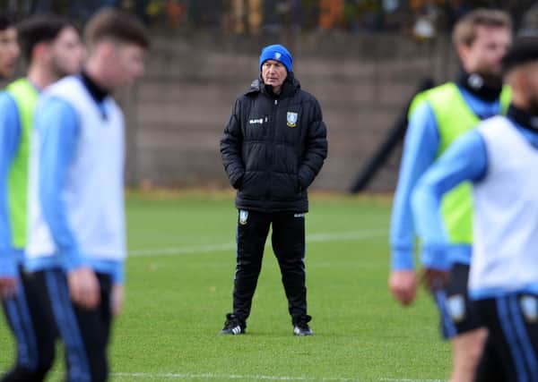 CATCHING UP: Tony Pulis utilise the extra time he has with his players during this week's training sessions. 
Picture courtesy of SWFC/Steve Ellis.