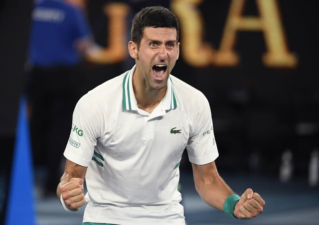 Victoire: le Serbe Novak Djokovic célèbre après avoir battu le Russe Daniil Medvedev en finale du simple messieurs.  Image: AP Photo / Andy Brownbill