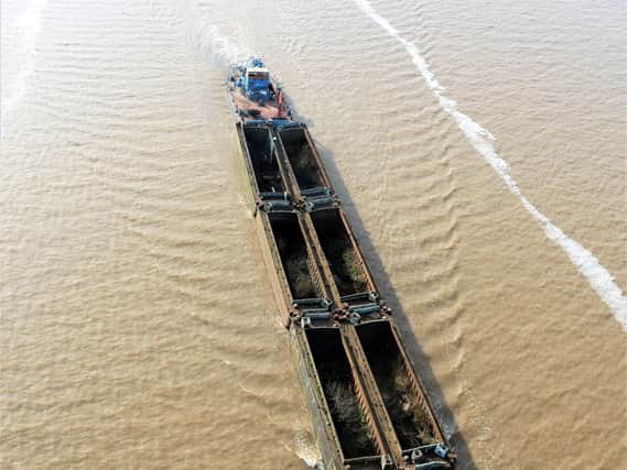 Deans Marine Services, tug Pushette pushing six Bacat Barges towards Hull , taken from the Humber Bridge – Photo Maik Brown