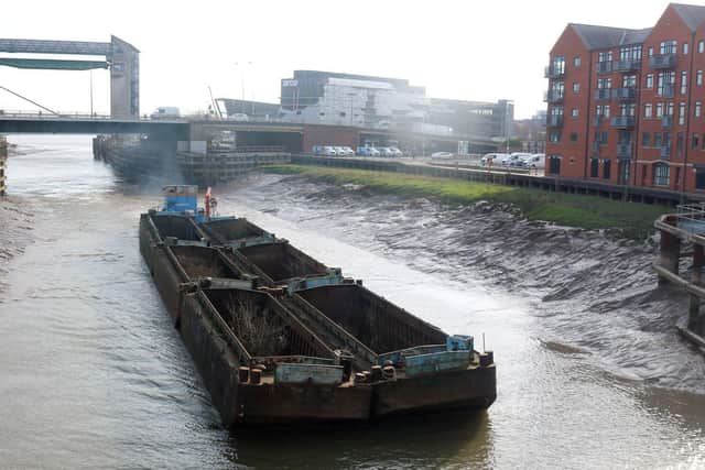 Deans Marine Services, tug Pushette pushing the Bacats in the Old Harbour, Hull – Photo Maik Brown
