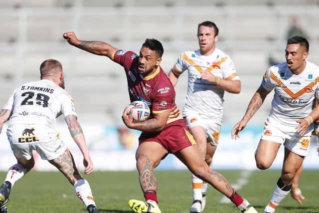 Huddersfield Giants' Kenny Edwards takes on former club Catalans Dragons. (ED SYKES/SWPIX)