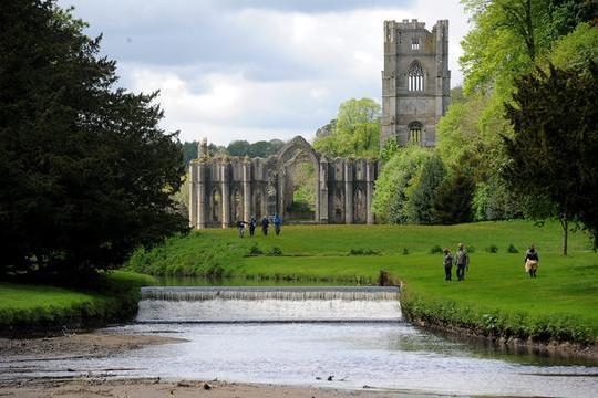 This Abbey has a deer park, bridges, water features and the Studley Royal Water Garden which have been popular for visitors with dogs. It is recommended to keep your dog on a lead.

It has a rating of five stars on TripAdvisor with 4,016 reviews.
