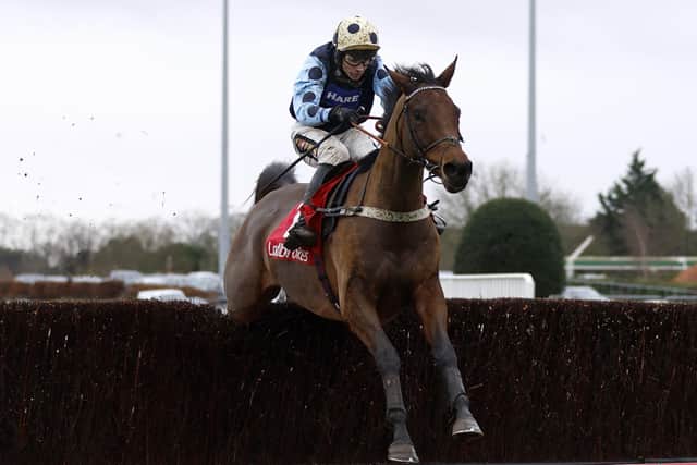 This was Edwardstone and Tom Cannon winning Kempton's Wayward Lad Chase last December for trainer Alan King.