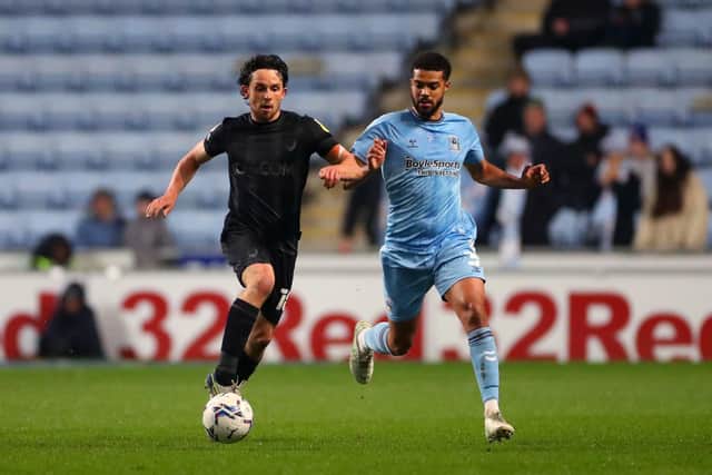 Hull City's George Honeyman (left) and Coventry City's Jake Clarke-Salter battle for the ball.