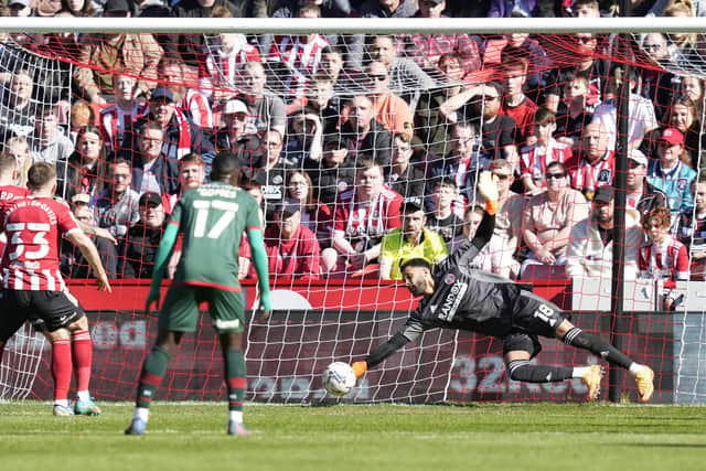 United's Wes Foderingham pulls off a great firsthalf save from Matty Wolfe of Barnsley. Picture: Andrew Yates / Sportimage