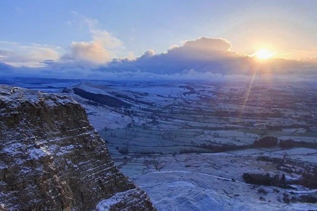Ok it’s not Yorkshire but it’s near, we couldn’t miss out this beautiful photo of Mam Tor [Image: Colin Papworth @ColPod]