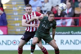 Rhys Norrington-Davies of Sheffield United challenges Callum Brittain of Barnsley (Picture: Andrew Yates / Sportimage)