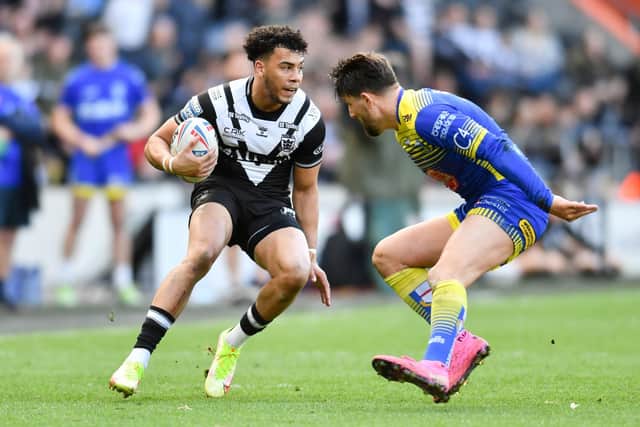 Hull FC's Darnell McIntosh (left) looks to avoid the tackle of Warrington's Gareth Widdop Picture by Will Palmer/SWpix.com