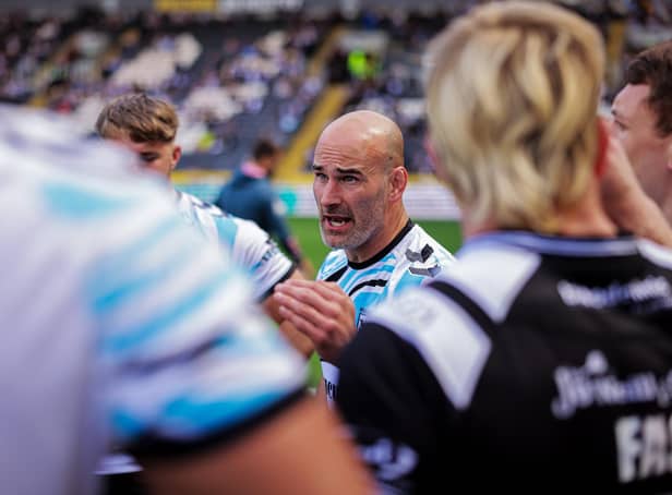 Danny Houghton talks in the huddle ahead of the recent game against Toulouse. (Picture: SWPix.com)