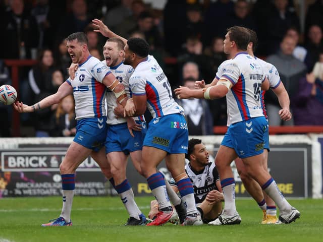 Wakefield celebrate Lee Gaskell's late try. (Picture: SWPix.com)