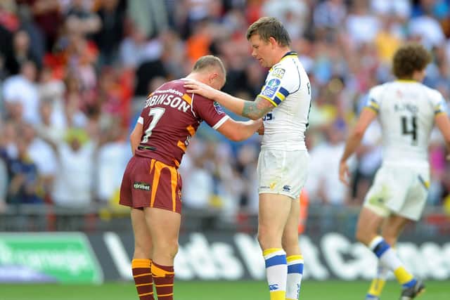 Luke Robinson is consoled by Lee Briers after the 2009 Challenge Cup final. (Picture: SWPix.com)
