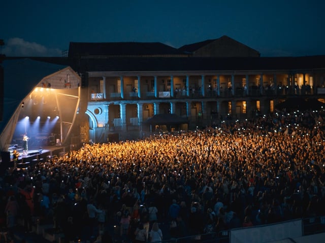 Fans flocked to see the singer perform. Photos by Cuffe and Taylor/The Piece Hall Trust