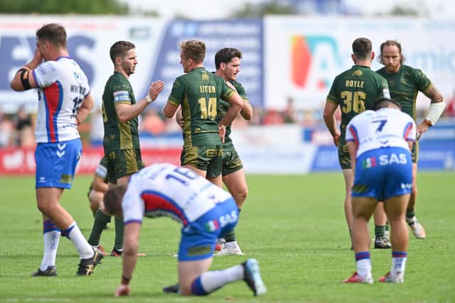 Wakefield Trinity show their dejection at full-time against Hull KR. (Picture: SWPix.com)