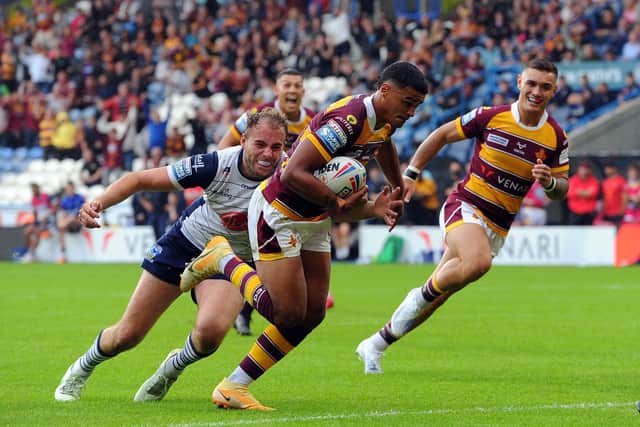 Will Pryce scores the try to put Huddersfield Giants ahead. (Picture: SWPix.com)