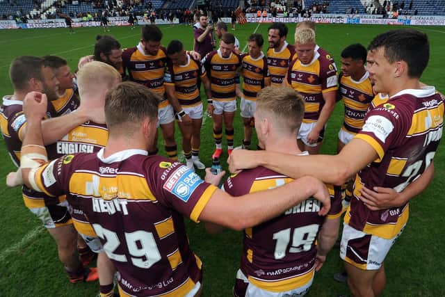 Huddersfield Giants huddle together after the victory over Warrington Wolves. (Picture: SWPix.com)