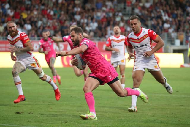 Aidan Sezer of Leeds Rhinos runs to score the winning try against Catalans Dragons (Picture: Manuel Blondeau/SWpix.com)