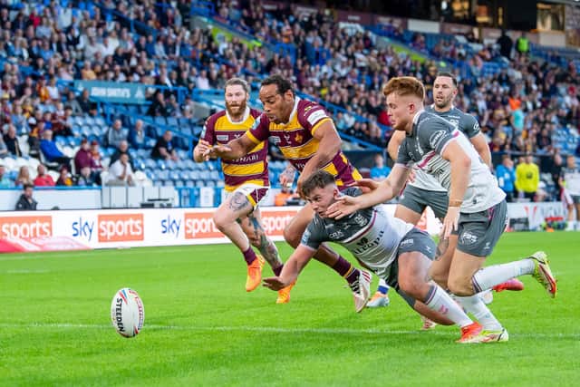 Leroy Cudjoe sees the ball bounce away from him during a frustrating period for Huddersfield Giants. (Picture: SWPix.com)