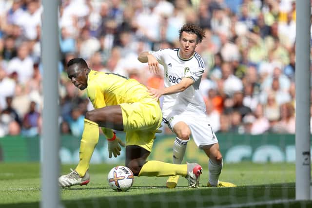 Brenden Aaronson nicks the ball off Chelsea goalkeeper Edourad Mendy to score Leeds United’s opener. Picture: Getty Images/ Catherine Ivill