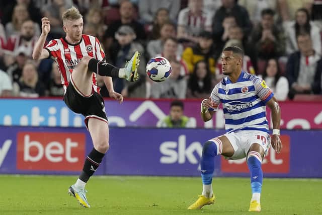 Sheffield United's Tommy Doyle is challenged by Reading's Thomas Ince at Bramall Lane Picture: Andrew Yates / Sportimage